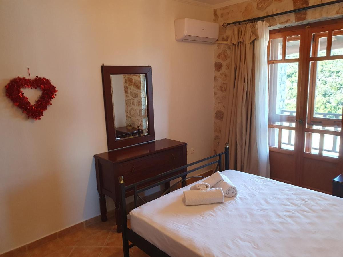 Nireas : Stone Villa Orthoniaí Екстериор снимка