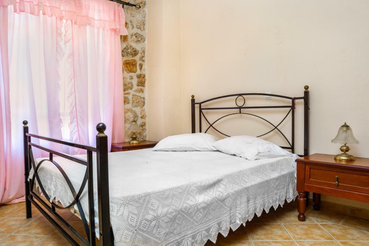Nireas : Stone Villa Orthoniaí Екстериор снимка